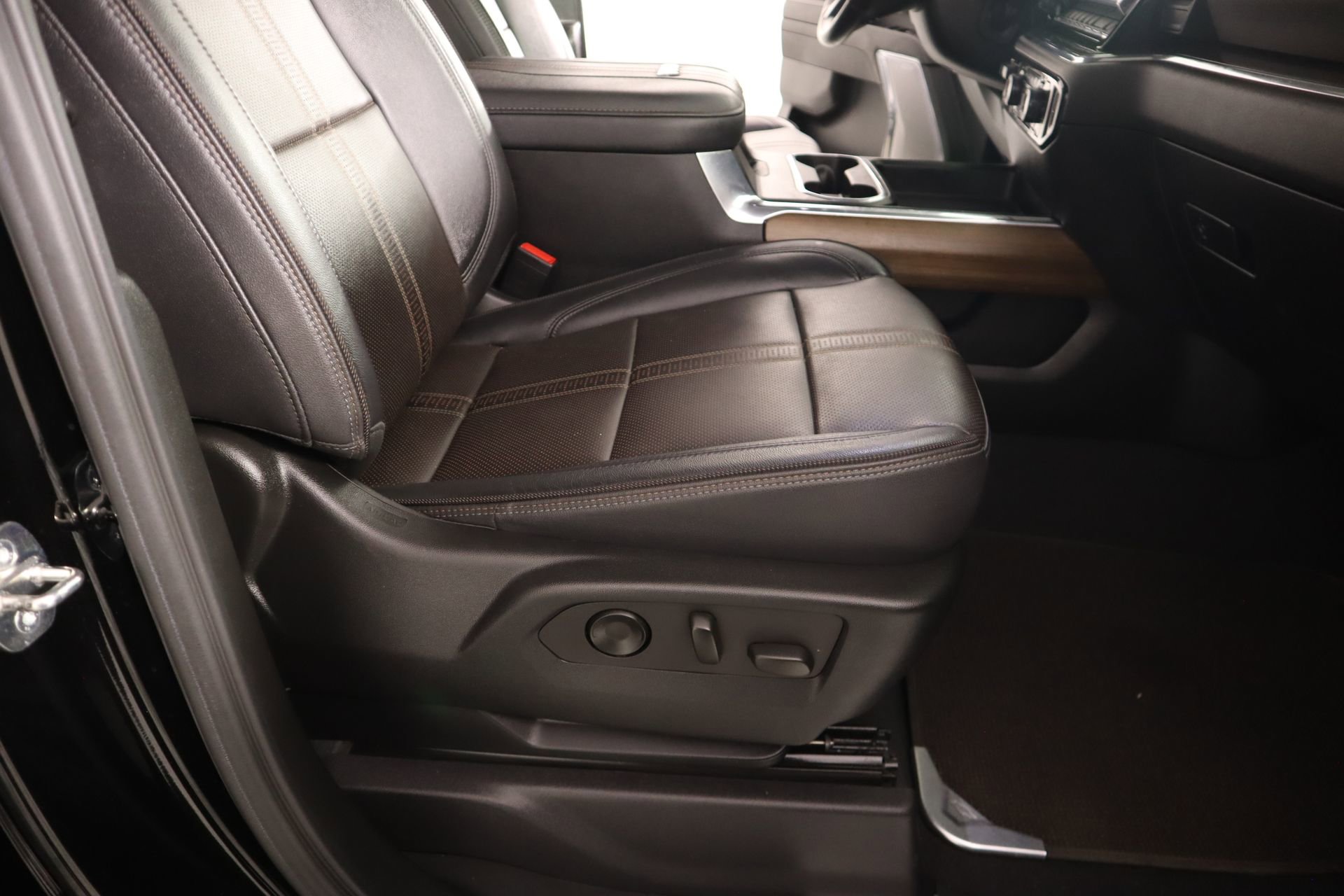 Used 2024 Chevrolet Silverado 2500 High Country w/ Technology Package image 13