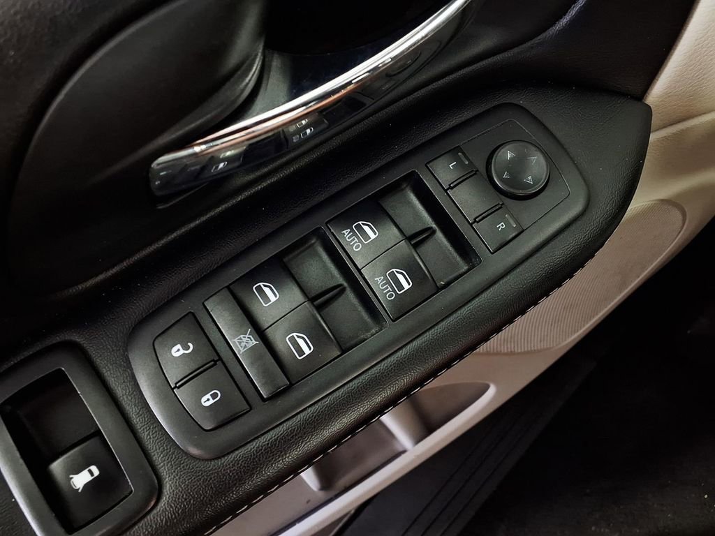 Used 2017 Dodge Grand Caravan SXT FWD image 25