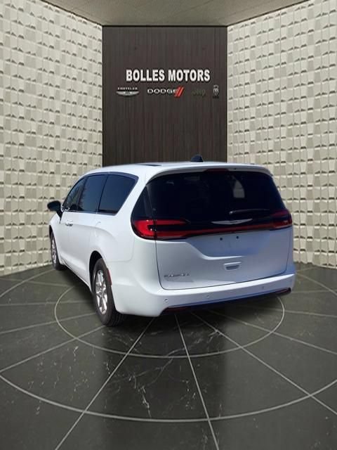 Certified 2025 Chrysler Pacifica Select FWD image 7