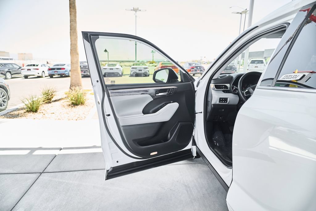 Used 2022 Toyota Highlander Platinum FWD image 17
