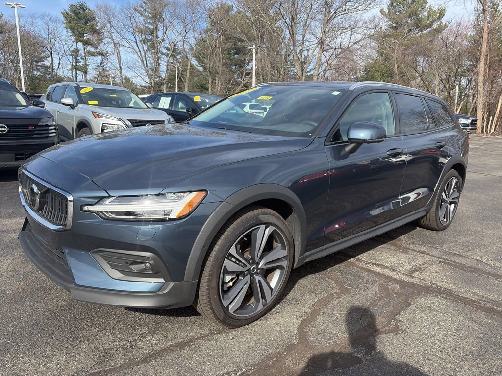 Used 2025 Volvo V60 B5 Cross Country Plus AWD/4WD image 3