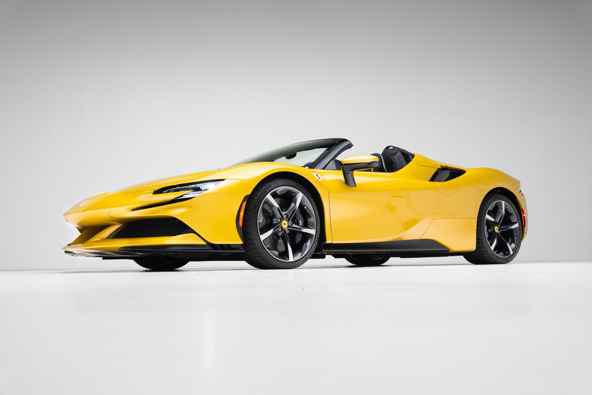 Used 2023 Ferrari SF90 Spider AWD/4WD image 8