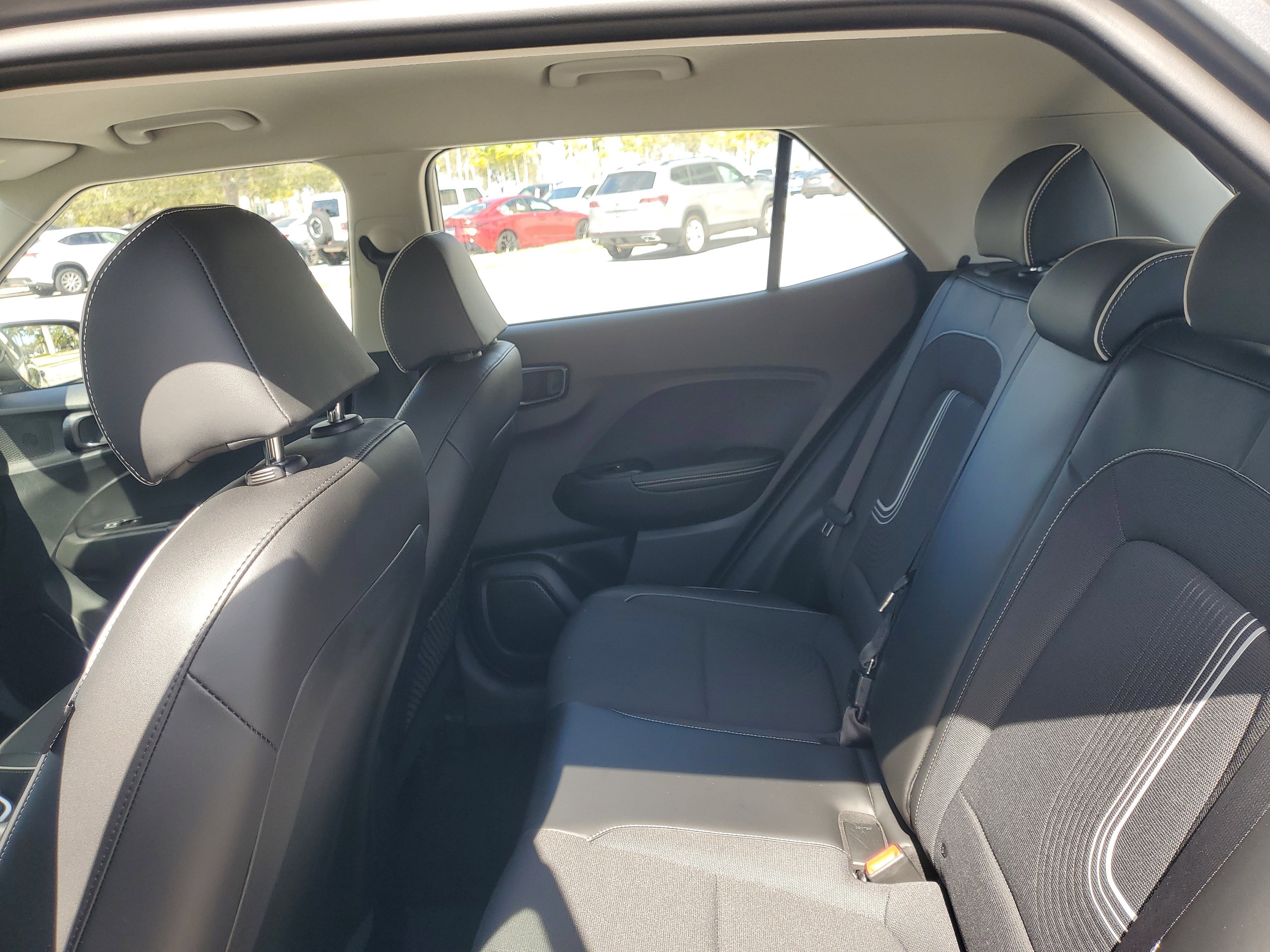 Used 2023 Hyundai Venue Limited image 11