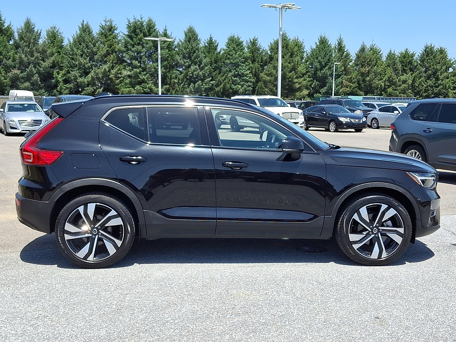Used 2023 Volvo XC40 B5 Plus w/ Climate Package AWD/4WD image 7