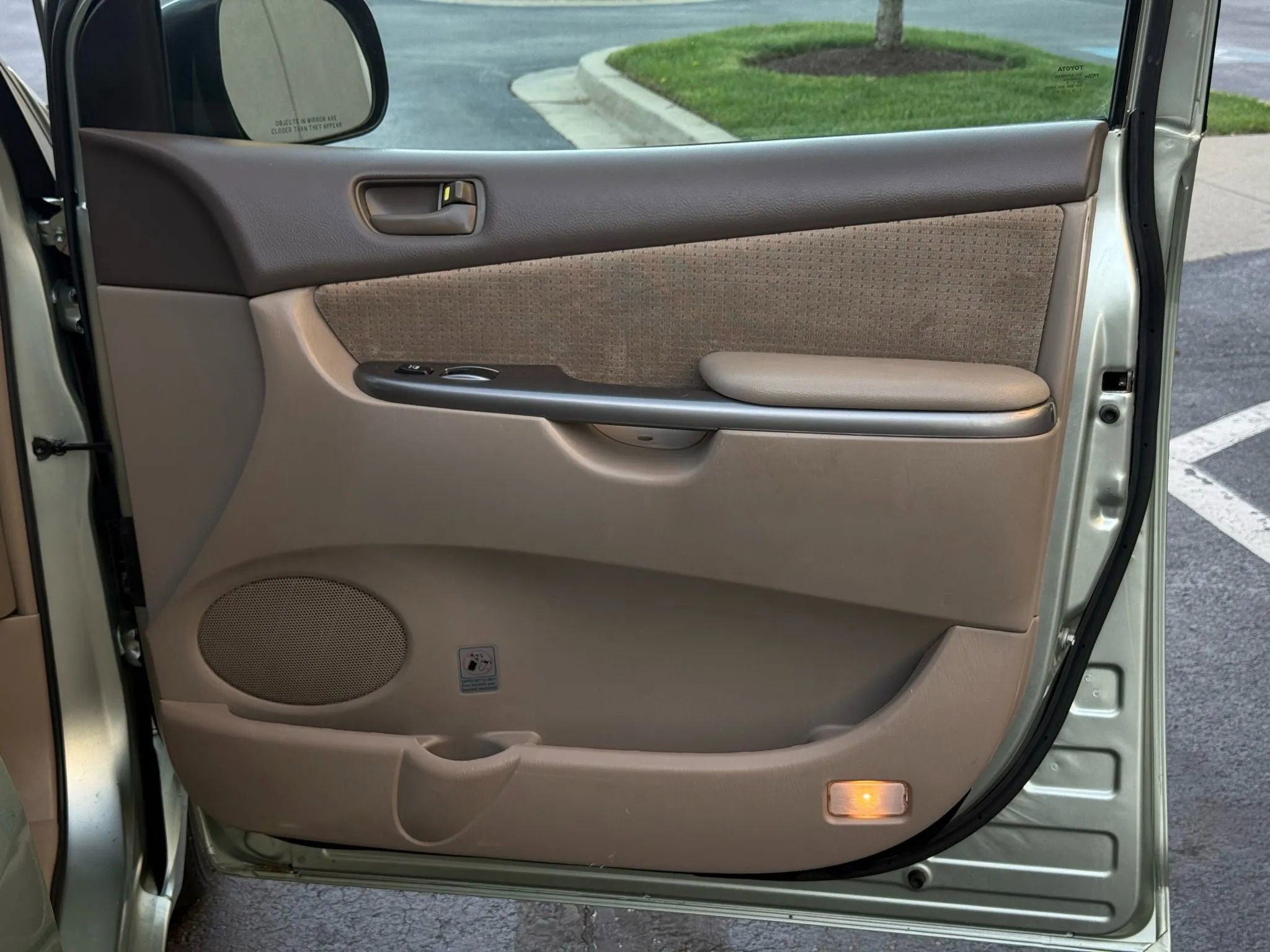 Used 2010 Toyota Sienna LE image 27