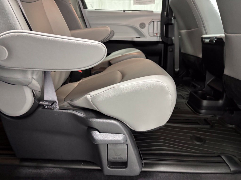 Used 2025 Toyota Sienna XLE AWD/4WD image 57