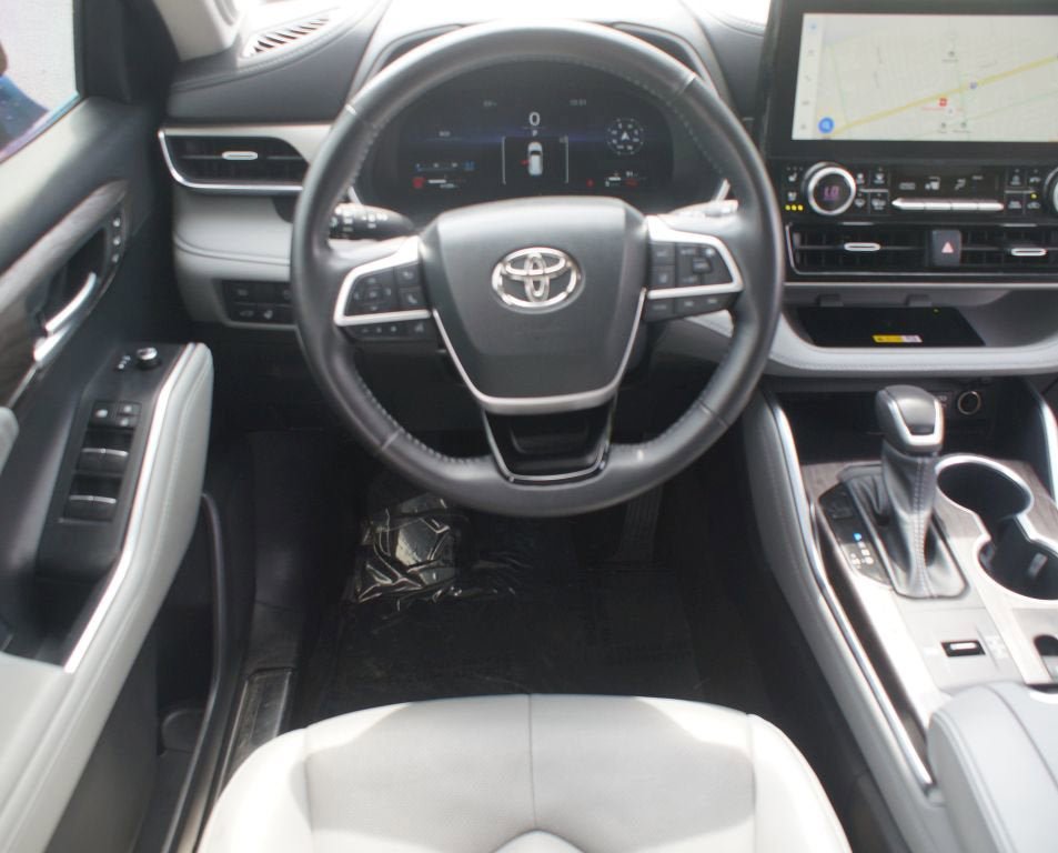 Used 2023 Toyota Highlander Limited FWD image 5