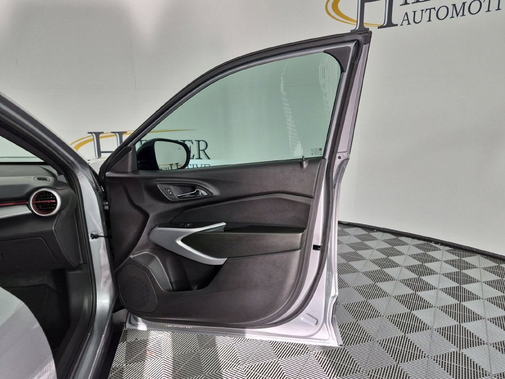 Used 2026 Chevrolet Trax RS w/ Sunroof Package FWD image 33