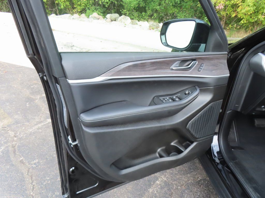 New 2025 Jeep Grand Cherokee Limited w/ Luxury Tech Group II image 21