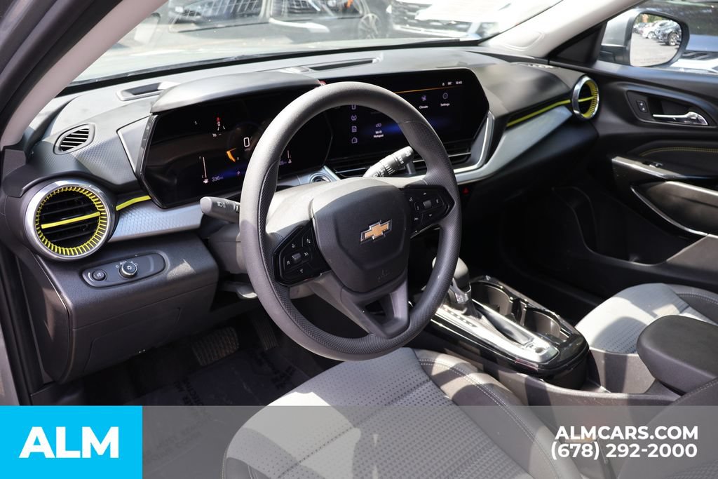 Used 2025 Chevrolet Trax LT FWD image 9