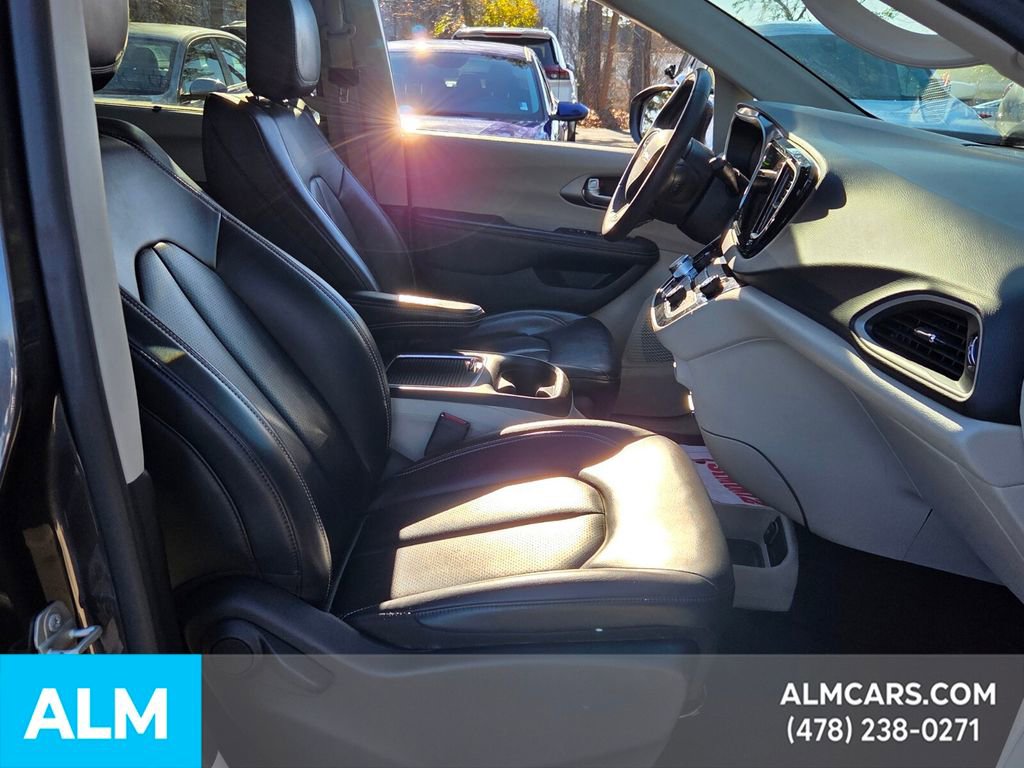 Used 2023 Chrysler Pacifica Touring-L image 19