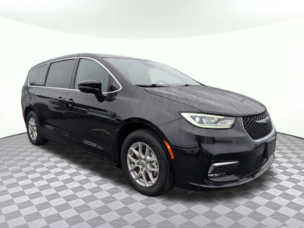Used 2025 Chrysler Pacifica Select