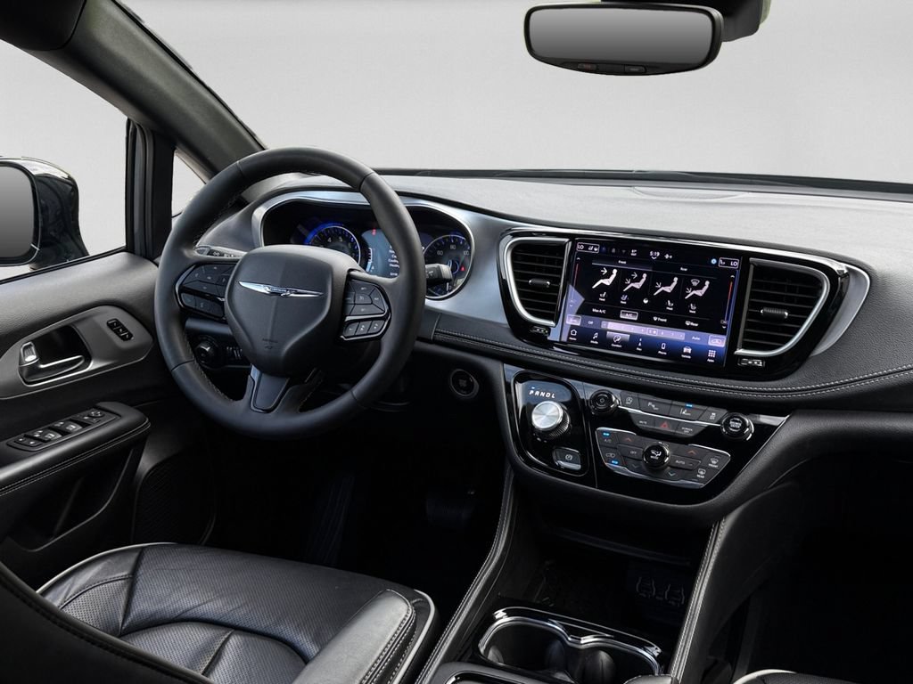 Certified 2025 Chrysler Pacifica Limited FWD image 15