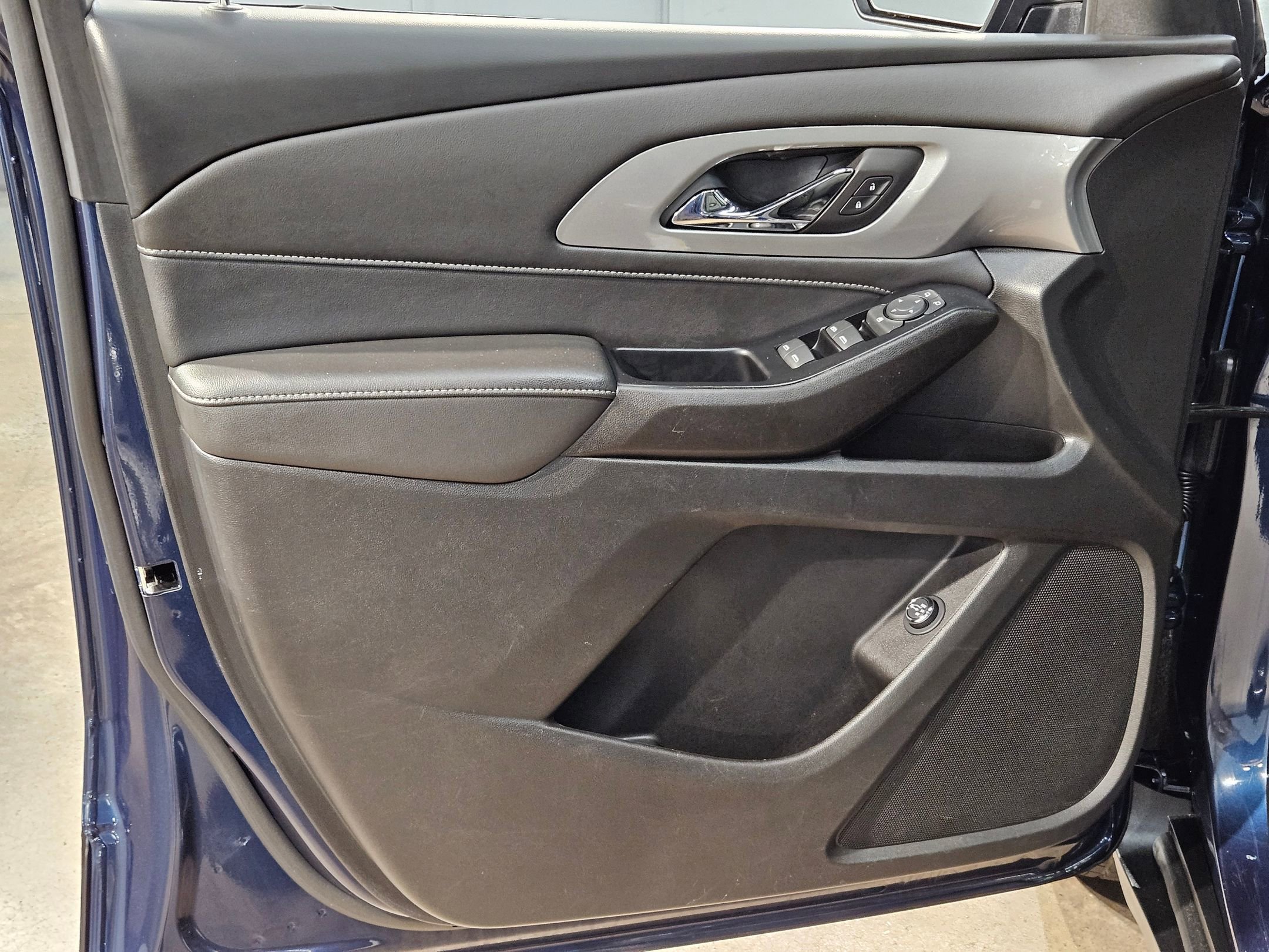 Used 2023 Chevrolet Traverse LT w/ Rear Camera Mirror Package FWD image 20