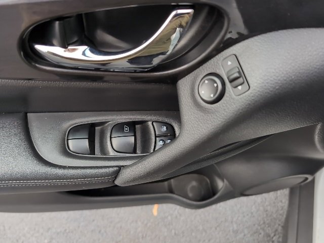 Used 2017 Nissan Rogue SV image 12