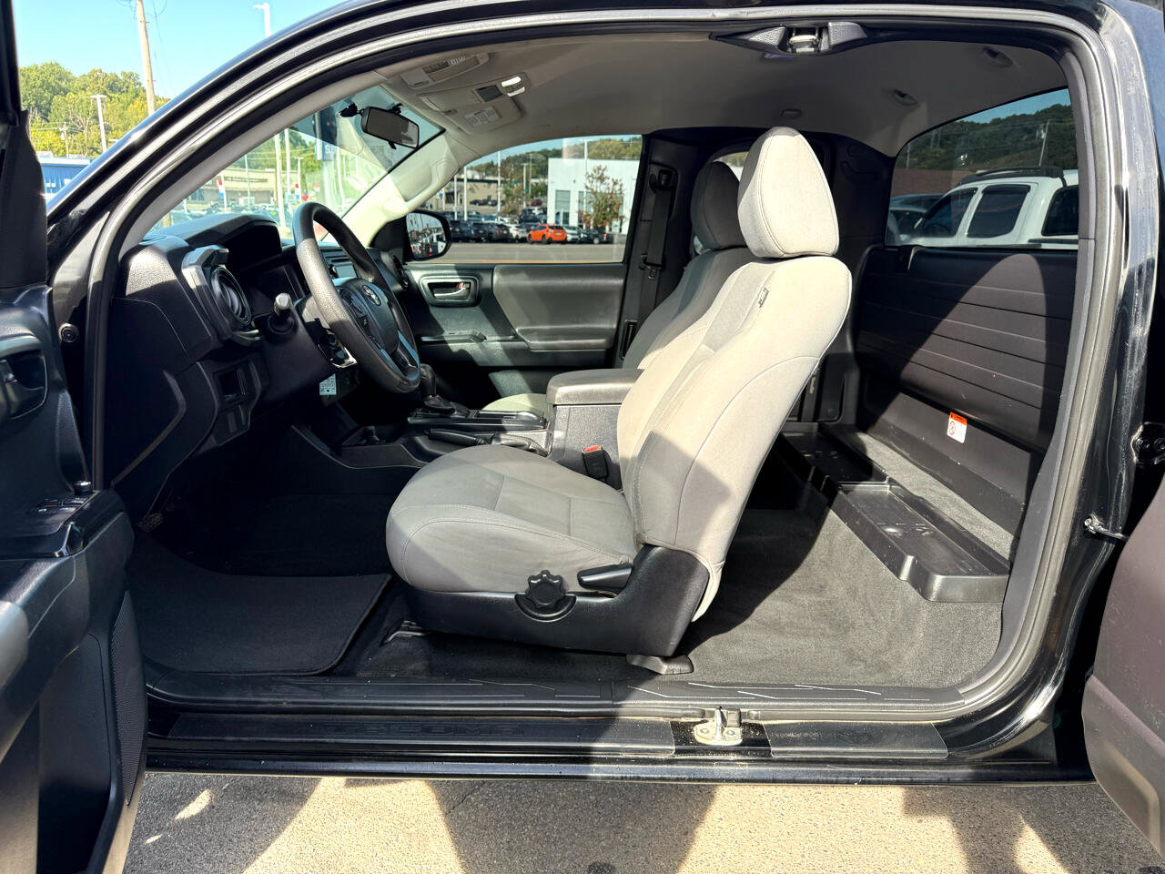 Used 2017 Toyota Tacoma SR image 18