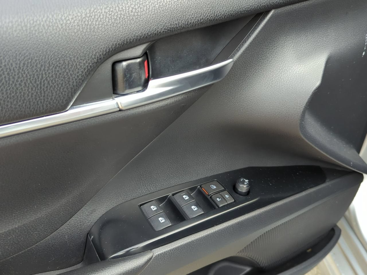 Used 2018 Toyota Camry SE FWD image 7