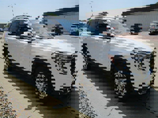 Used 2023 GMC Terrain SLE w/ Driver Convenience Package image 3