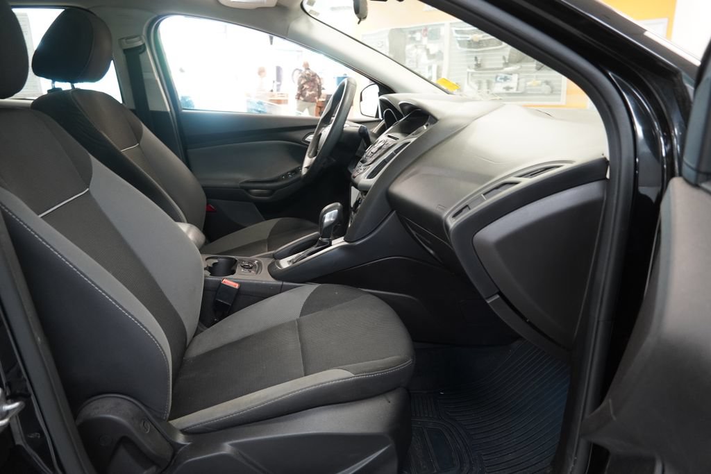Used 2014 Ford Focus SE w/ SE Winter Package FWD image 34