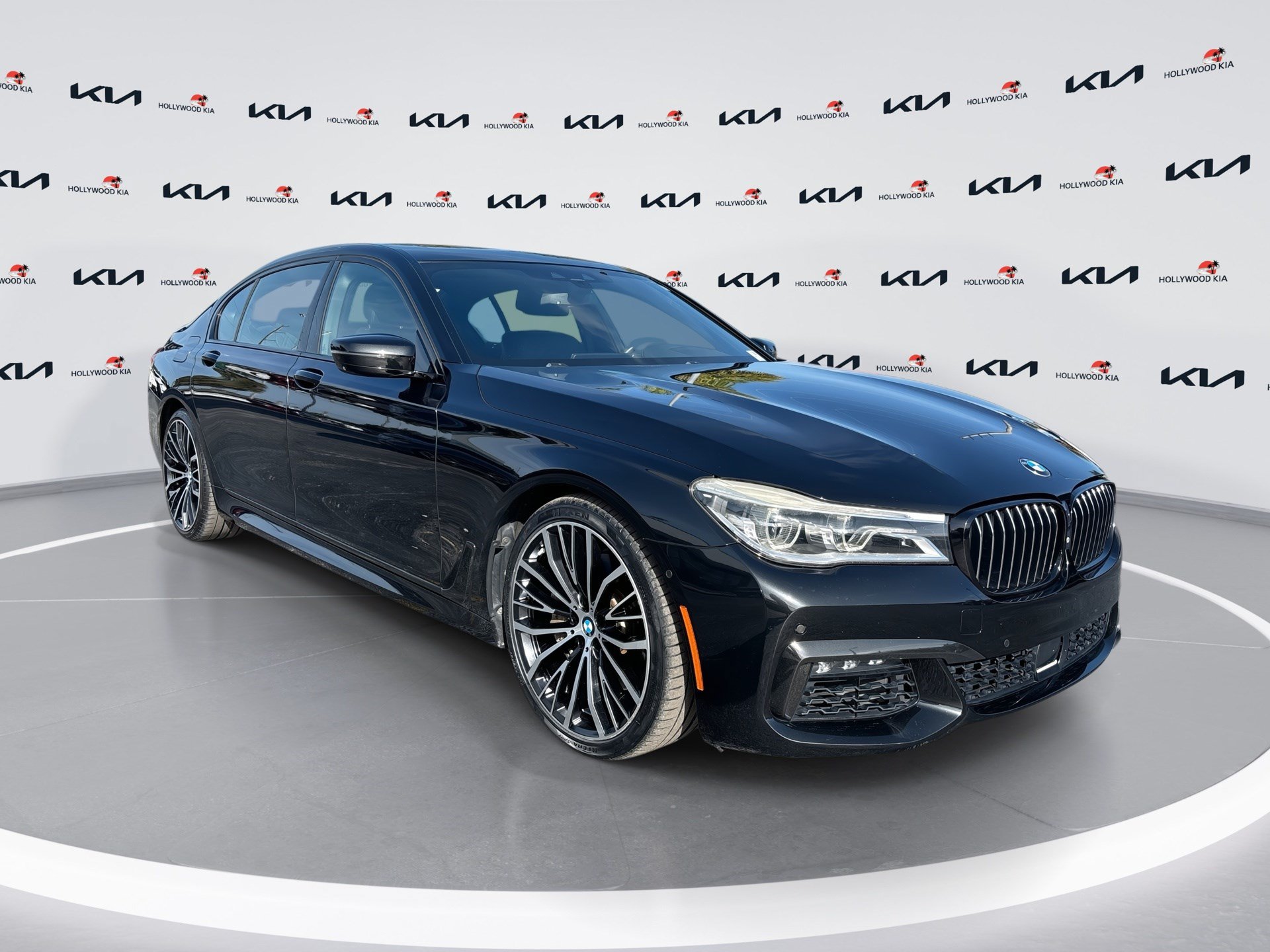 Used 2019 BMW 750i w/ M Sport Package RWD image 1
