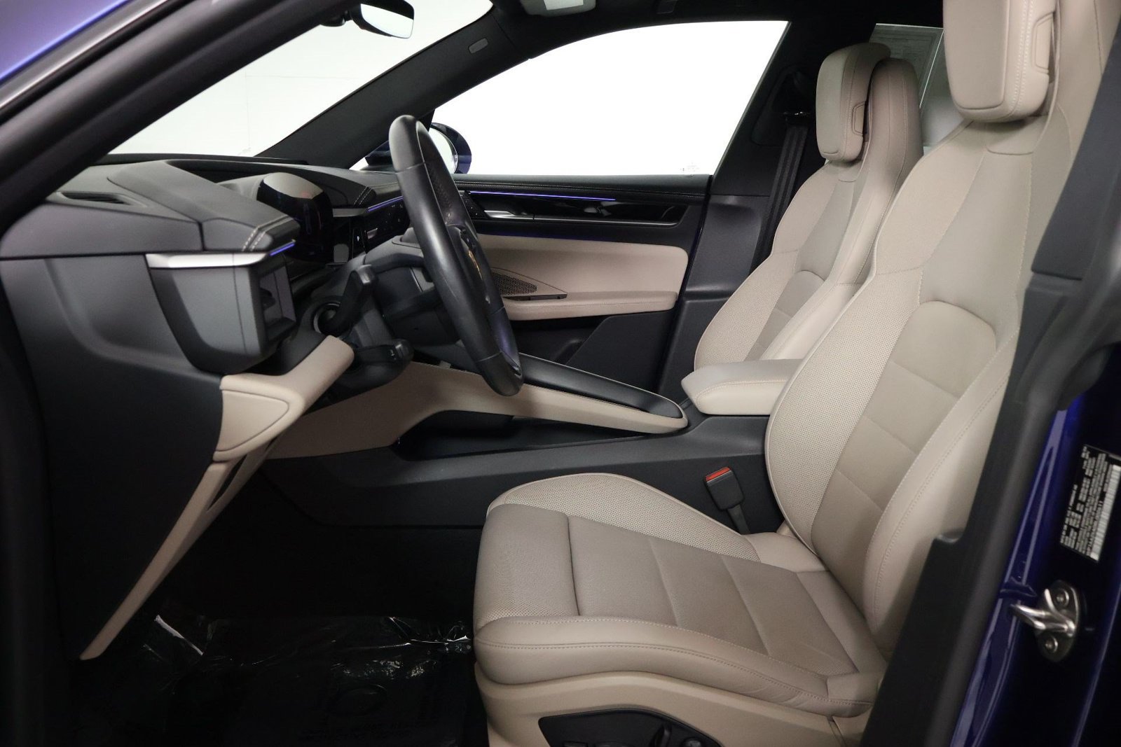 Certified 2024 Porsche Macan 4 Electric AWD/4WD image 5