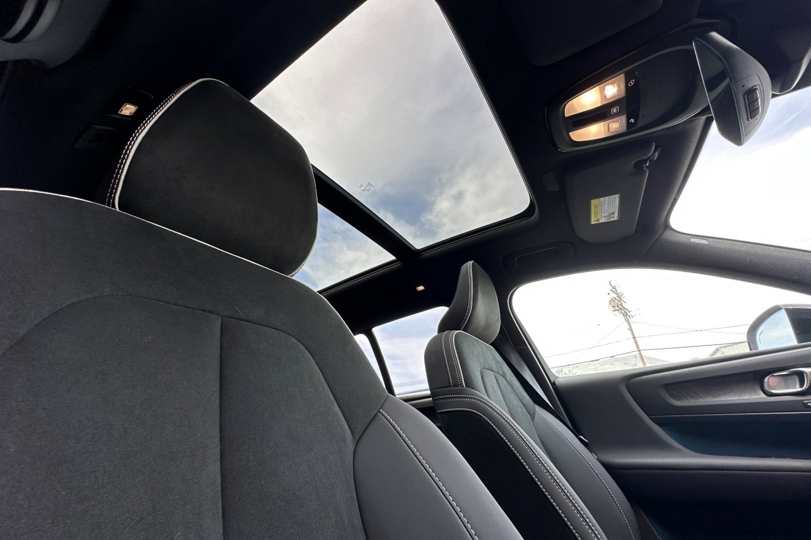 Used 2025 Volvo EX40 Ultra w/ Protection Package Premier image 20