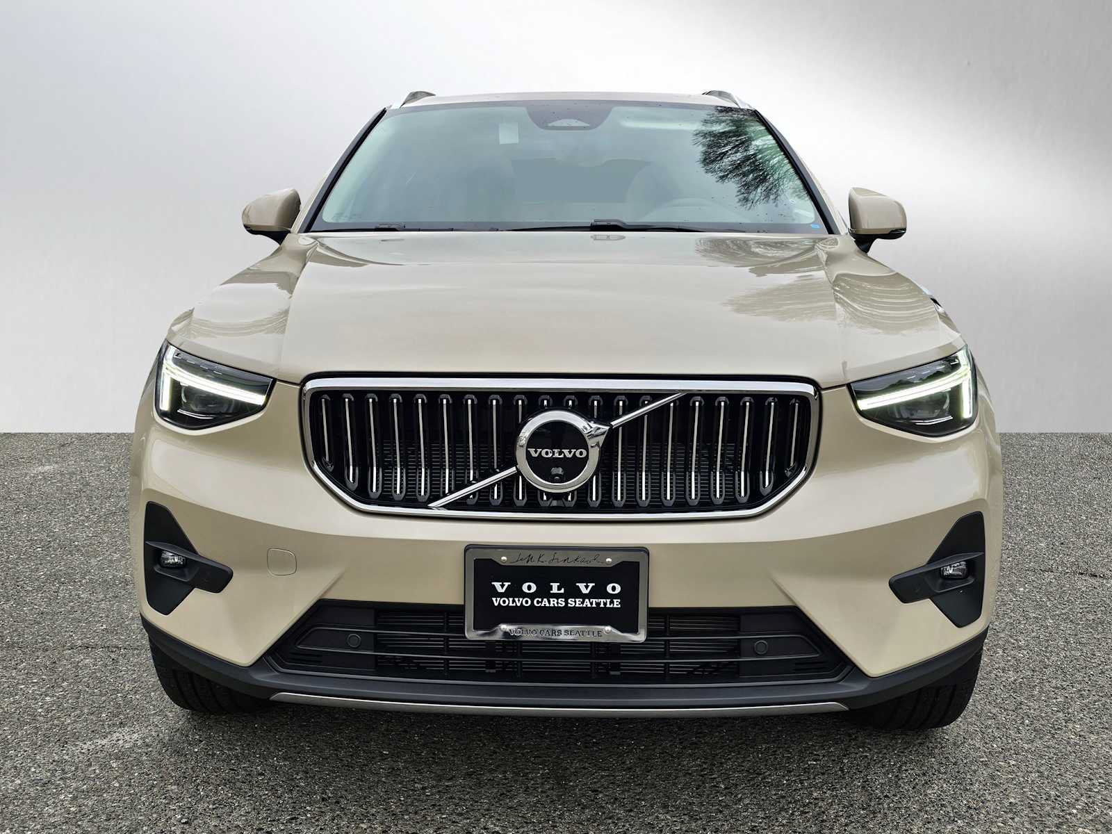 New 2025 Volvo XC40 B5 Plus w/ Climate Package AWD/4WD image 2