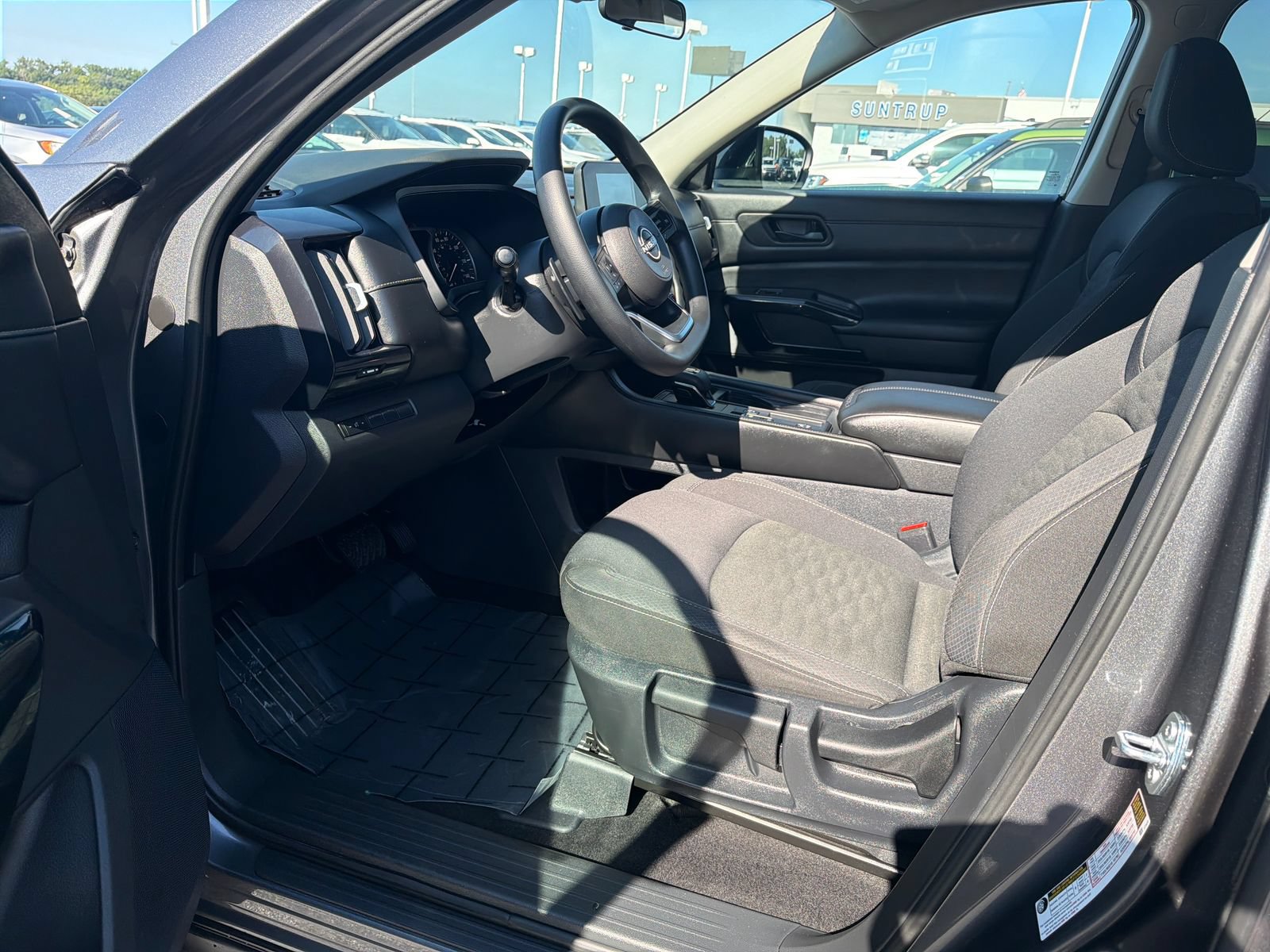 Used 2025 Nissan Pathfinder S FWD image 10