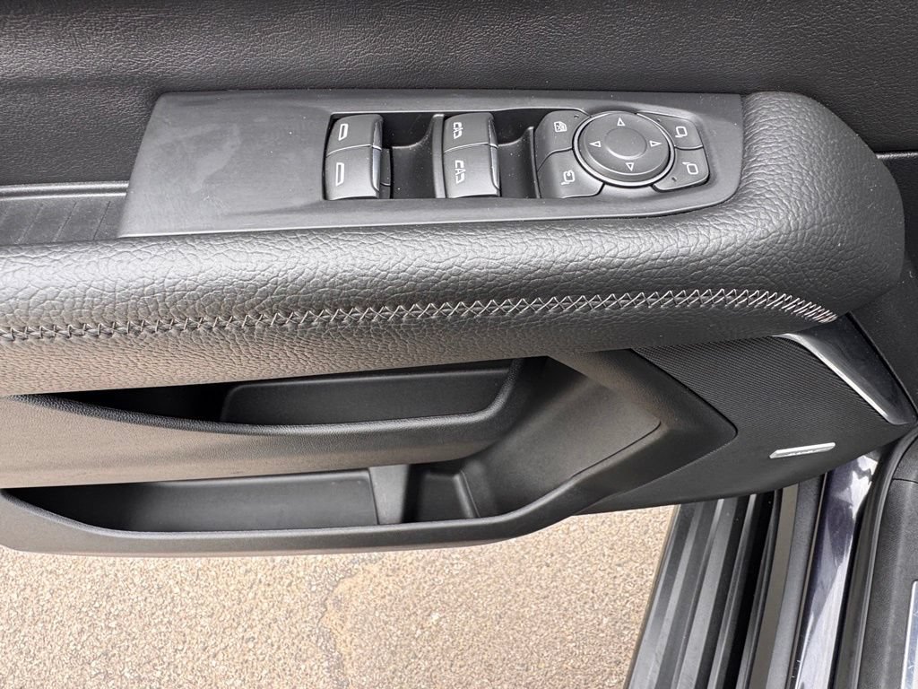 Used 2025 GMC Yukon Denali AWD/4WD image 17