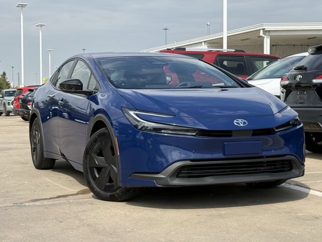 Used 2025 Toyota Prius LE FWD image 2
