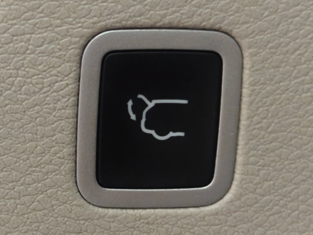 Used 2023 Chrysler Voyager LX FWD image 32