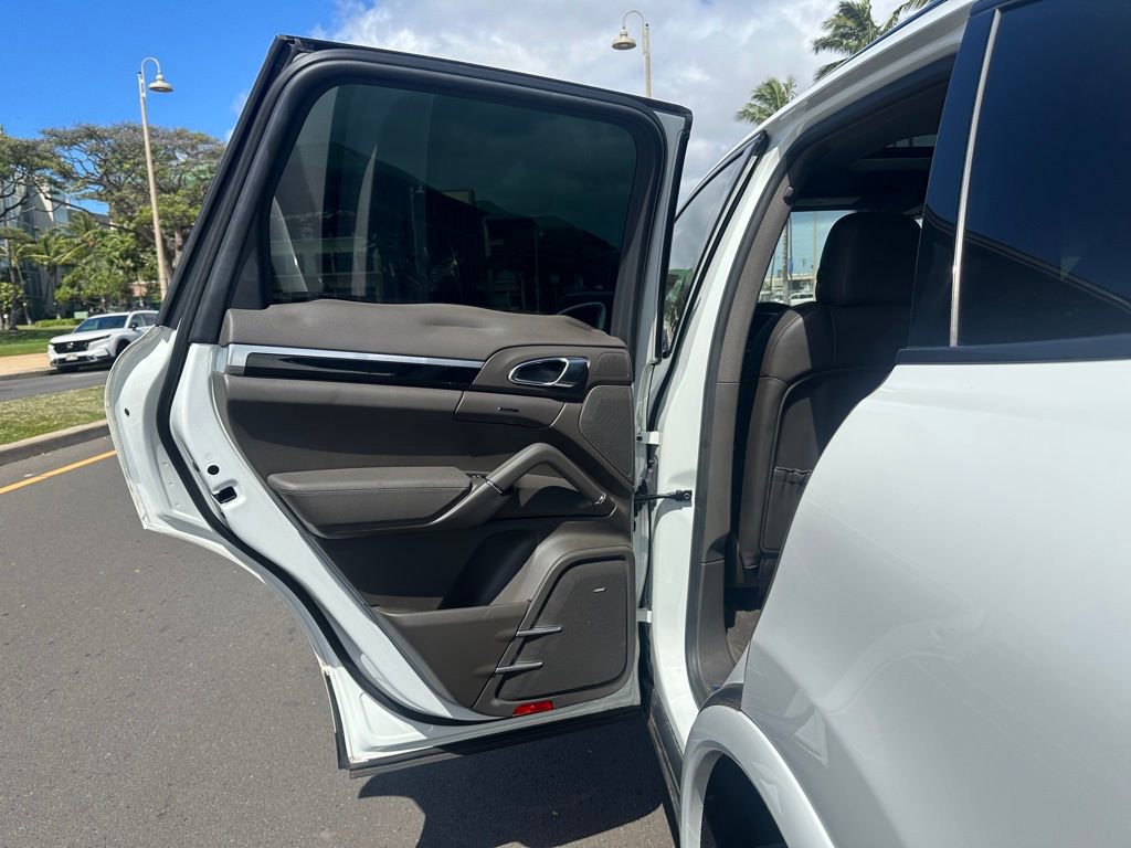 Used 2018 Porsche Cayenne Platinum Edition w/ Premium Package image 19