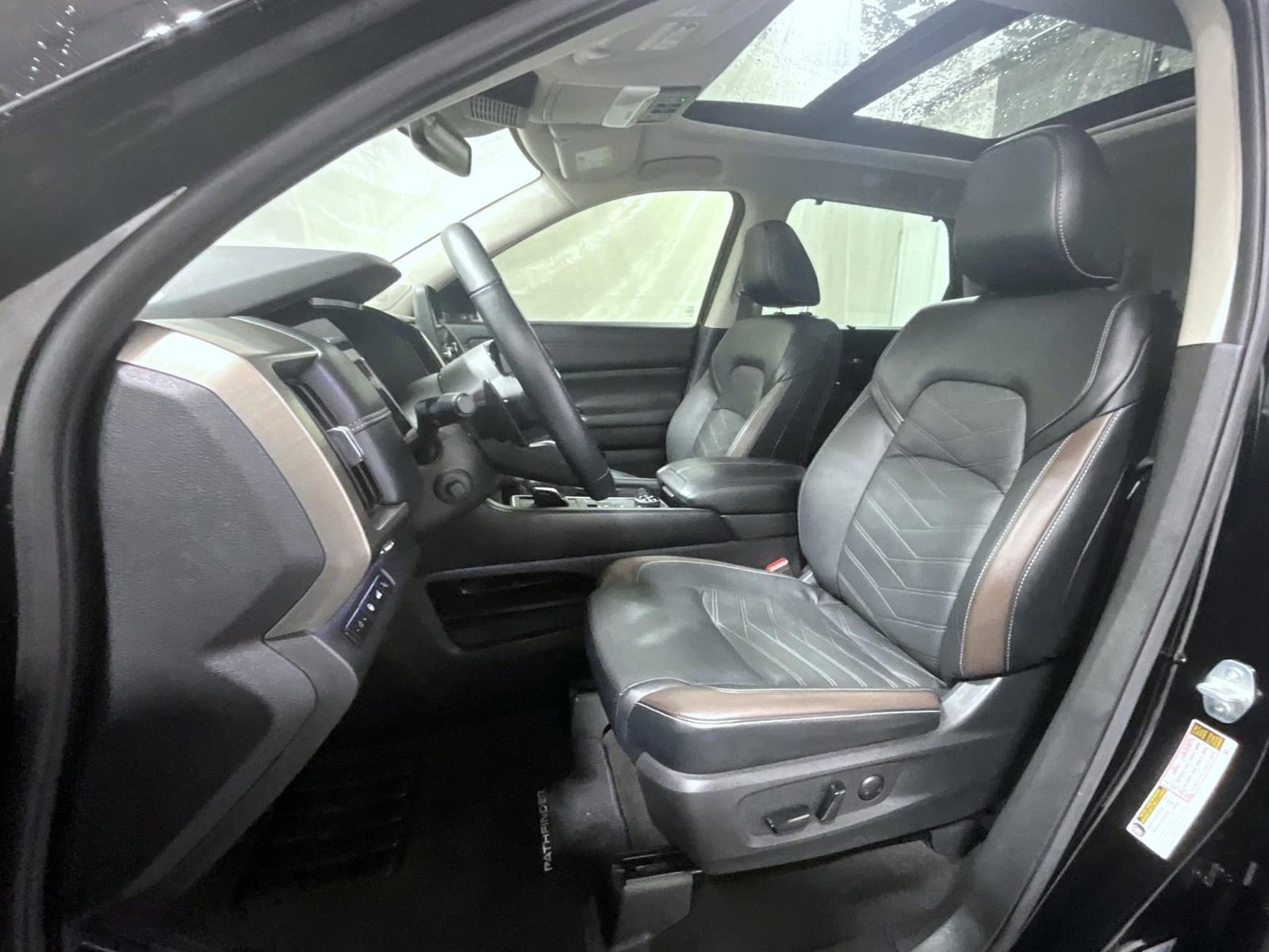 Used 2023 Nissan Pathfinder Platinum image 10