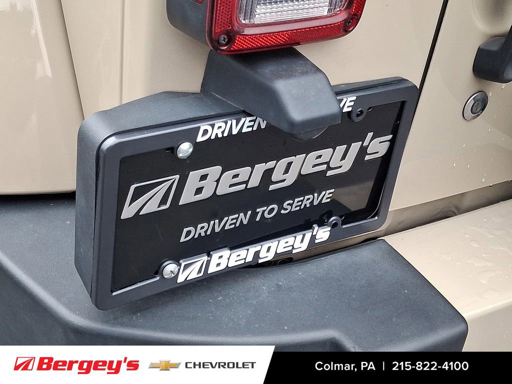 Used 2016 Jeep Wrangler Unlimited Sahara w/ Connectivity Group image 30
