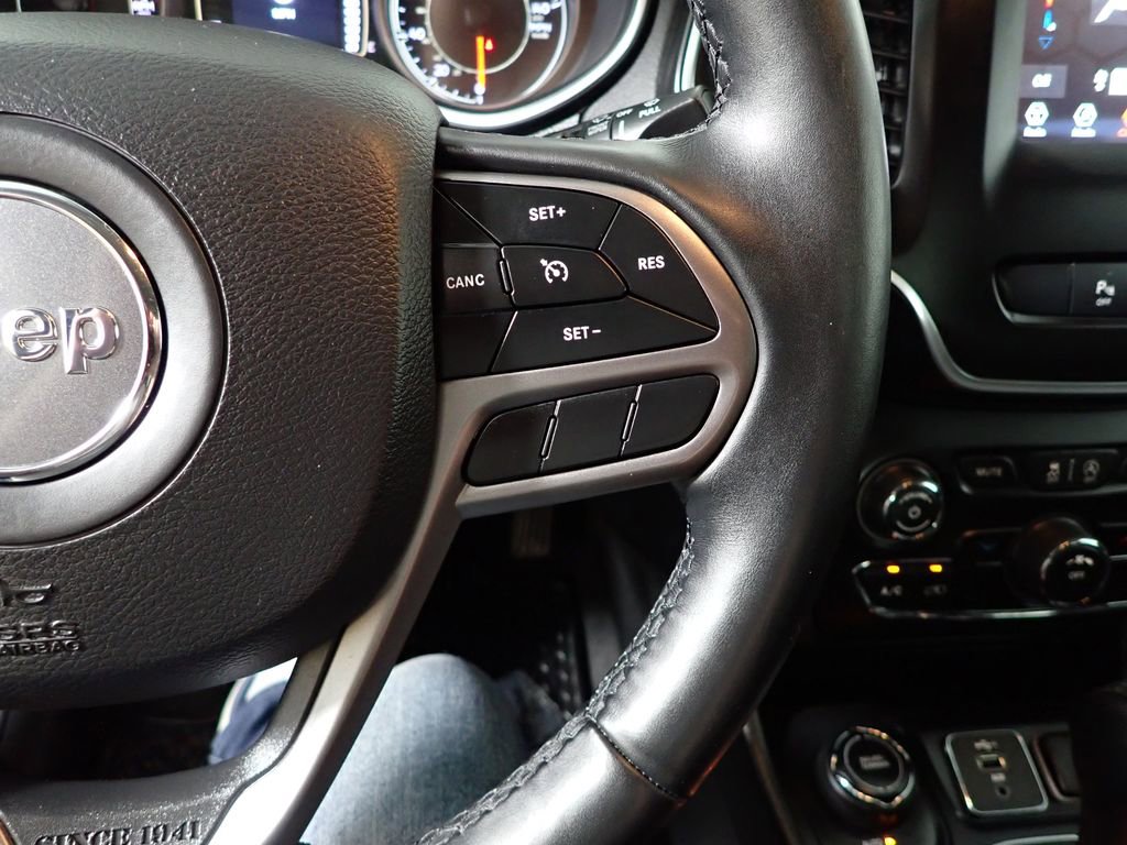Used 2019 Jeep Cherokee Latitude Plus w/ Cold Weather Group AWD/4WD image 27