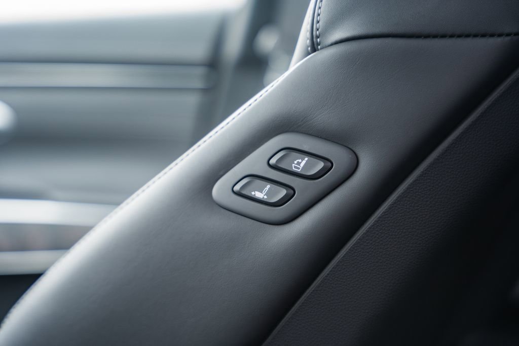 Used 2025 Genesis GV70 3.5T Sport w/ Sport Advanced Package image 33