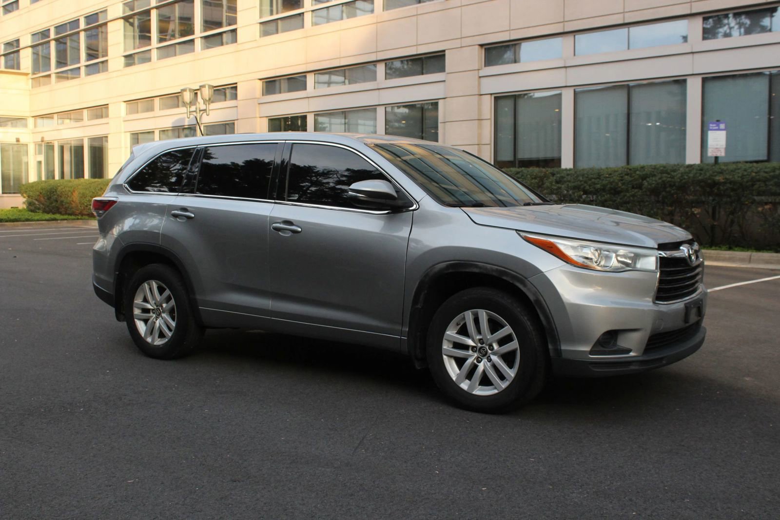 Used 2016 Toyota Highlander LE AWD/4WD image 2