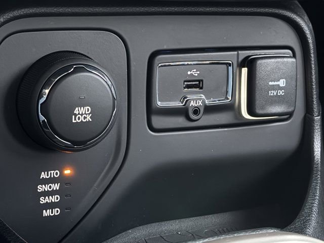 Used 2017 Jeep Renegade Latitude w/ Cold Weather Group image 22