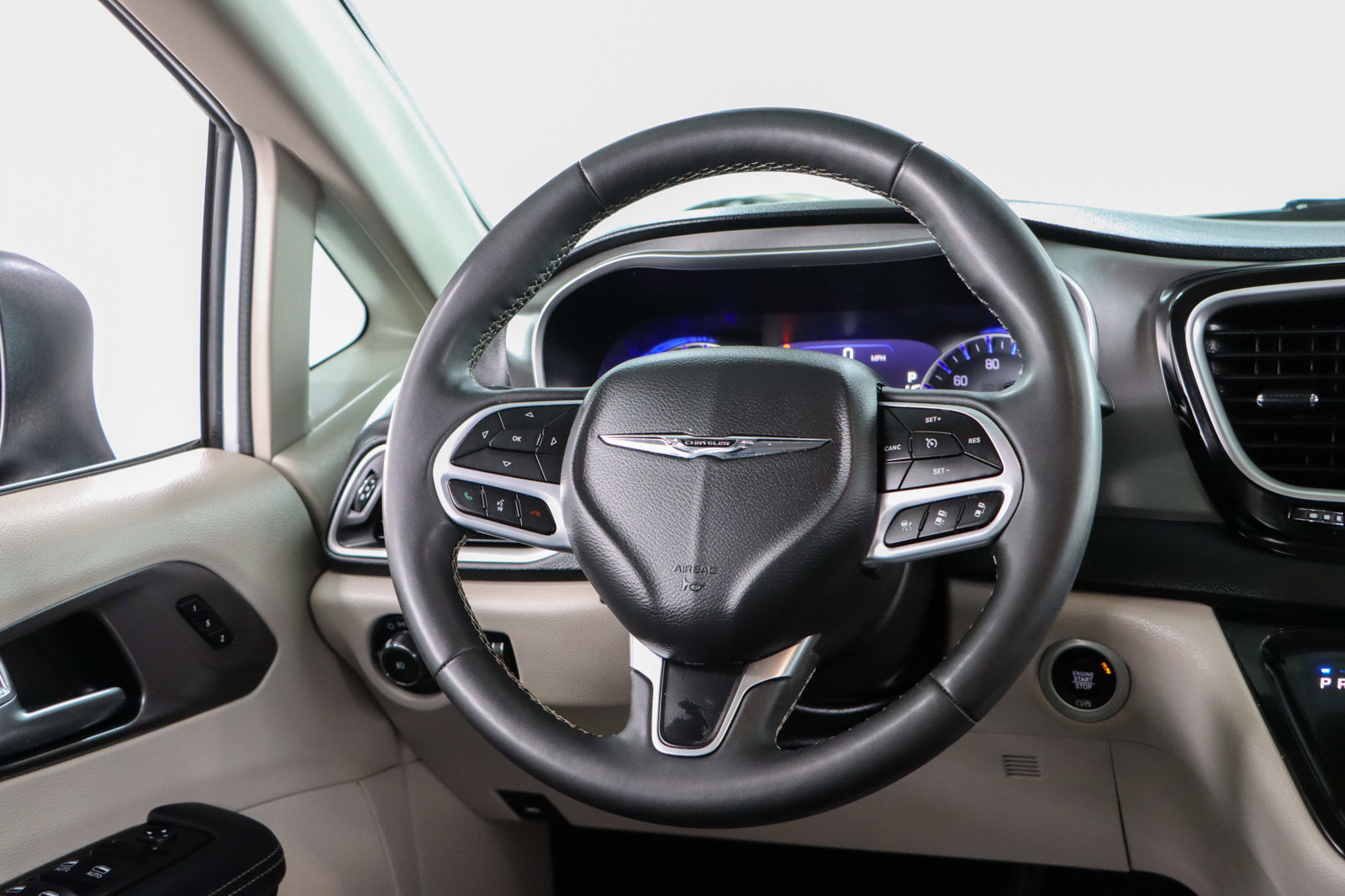 Used 2023 Chrysler Pacifica Touring-L image 12