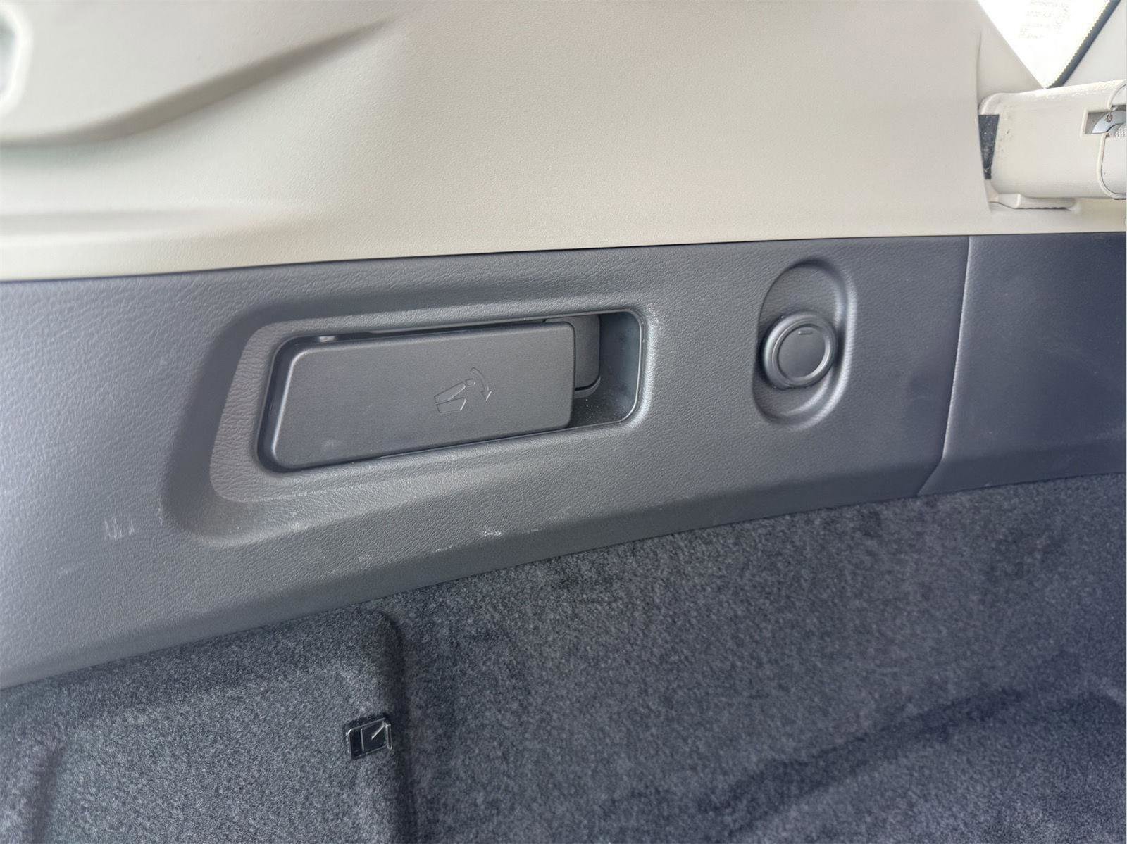 Used 2021 Nissan Rogue Platinum image 12