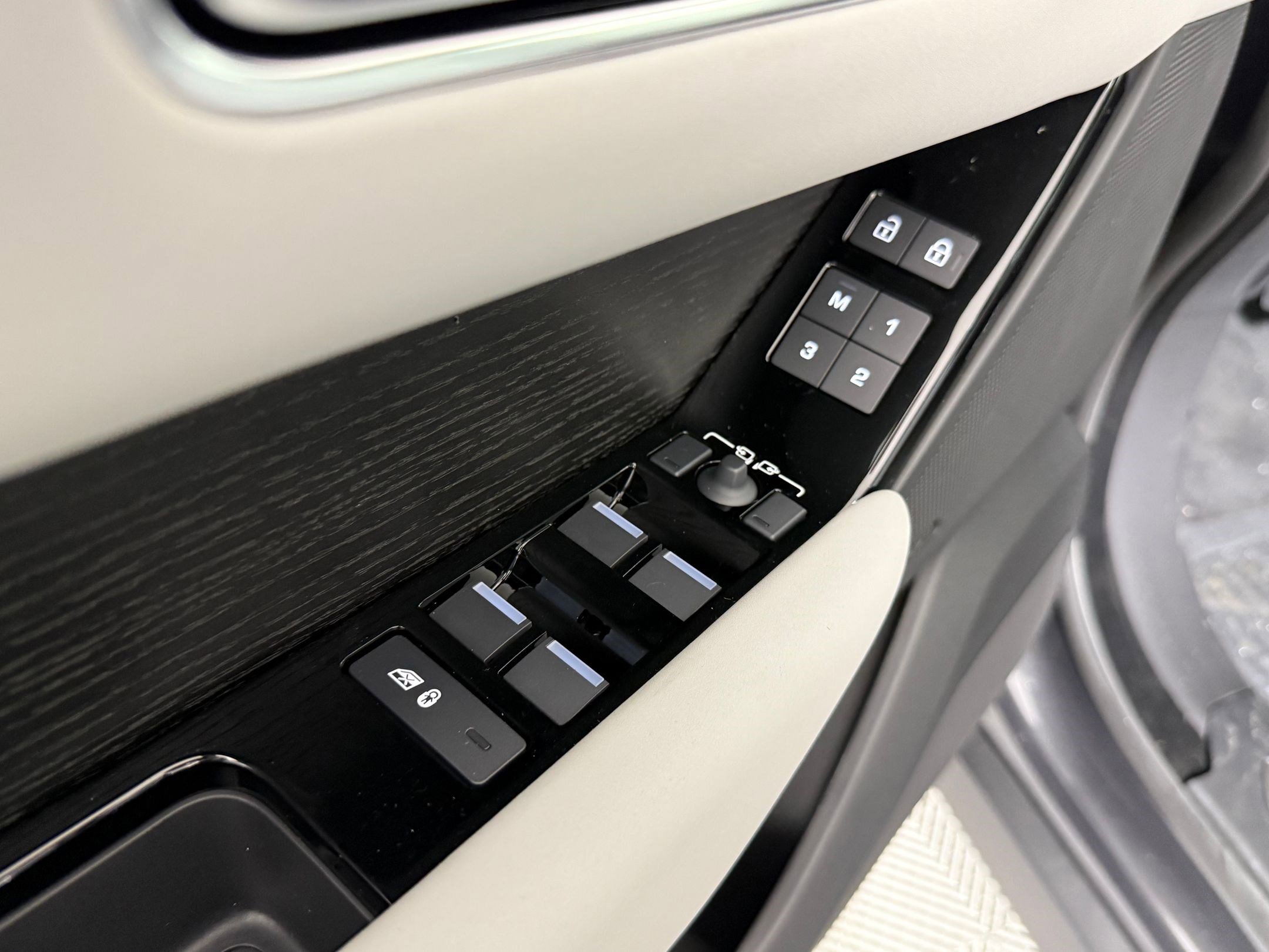 New 2026 Land Rover Range Rover Velar S AWD/4WD image 22