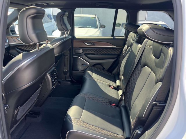 Used 2023 Jeep Grand Cherokee Summit image 10