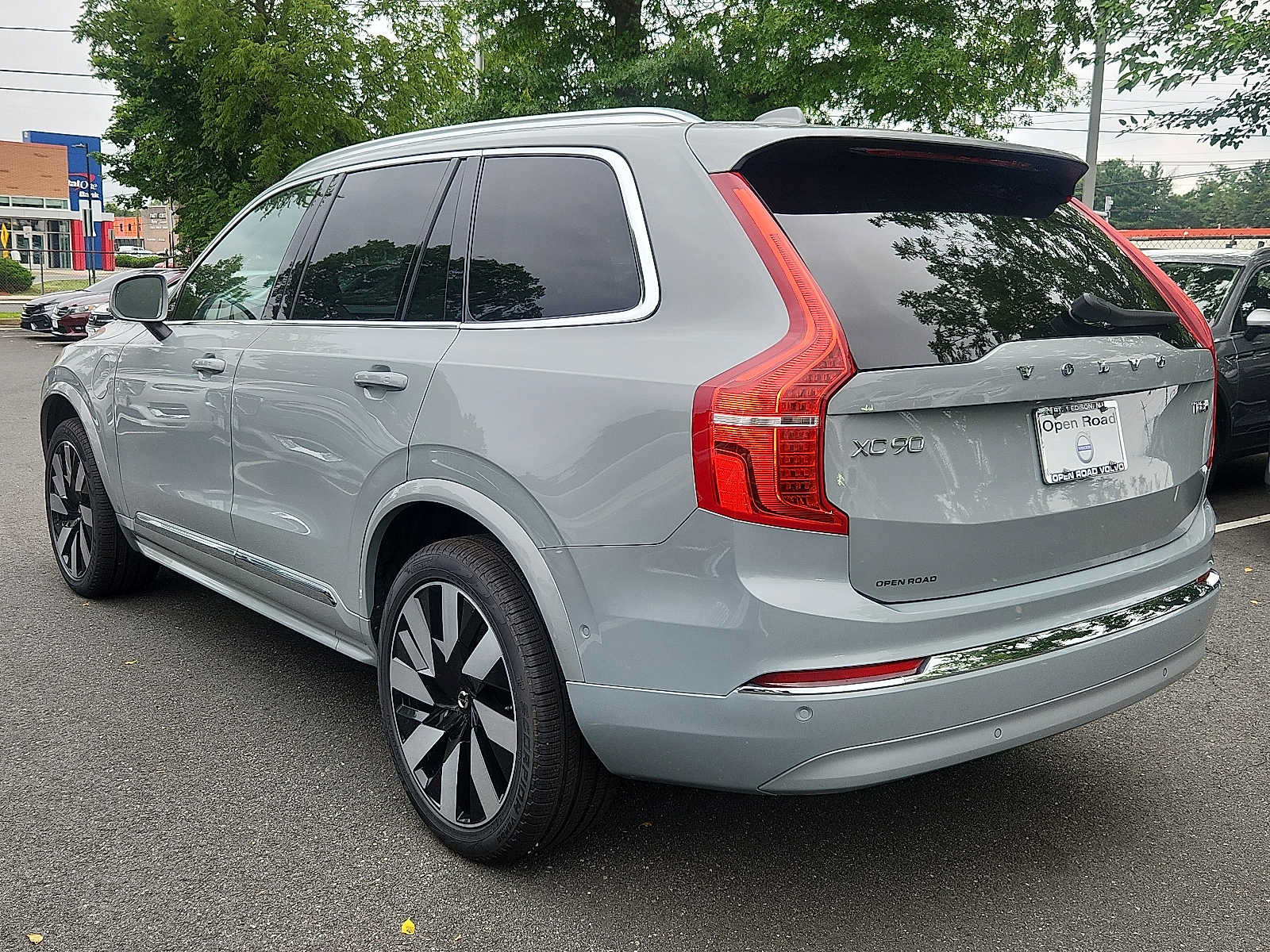 Certified 2025 Volvo XC90 T8 Plus w/ Protection Package AWD/4WD image 4