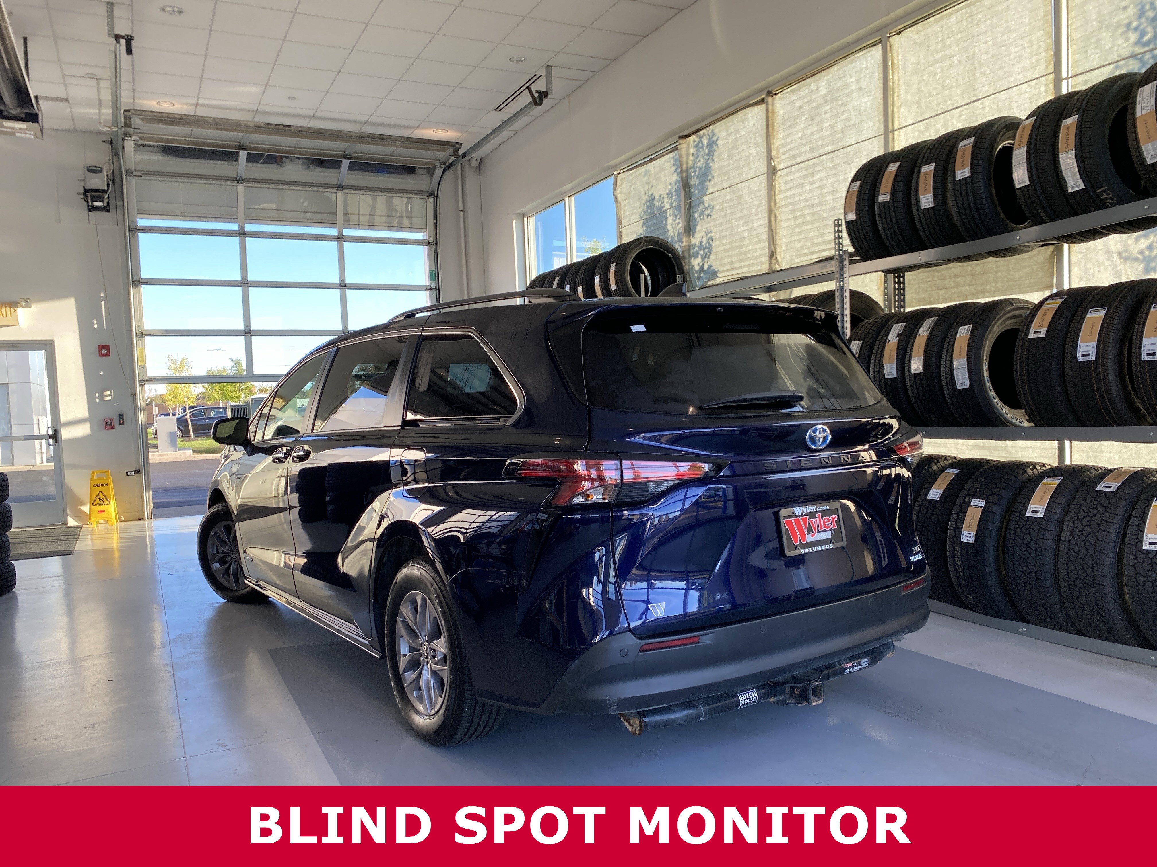 Used 2021 Toyota Sienna XLE image 3