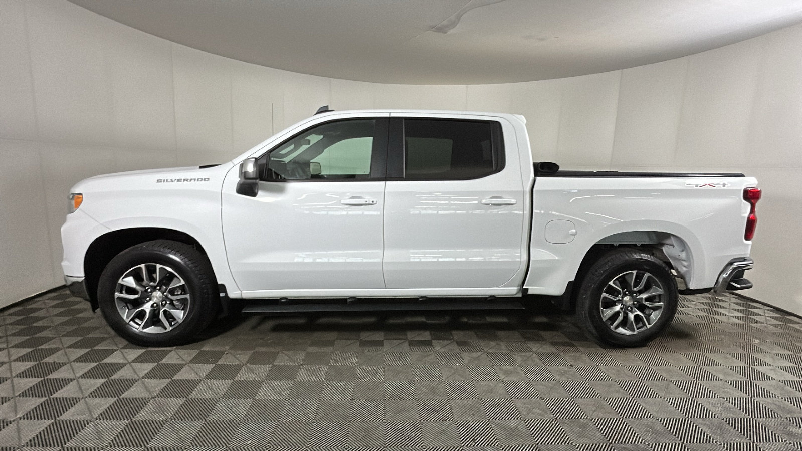 Used 2024 Chevrolet Silverado 1500 LT AWD/4WD image 6