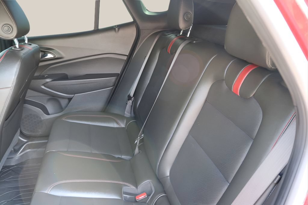 Used 2025 Chevrolet Trax RS FWD image 15