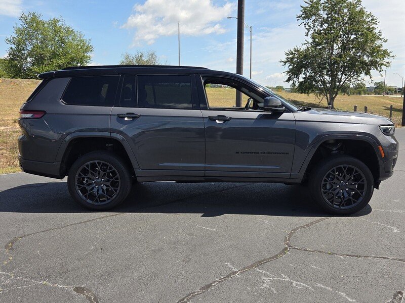 Used 2023 Jeep Grand Cherokee L Summit w/ Advanced Protech Group IV AWD/4WD image 16