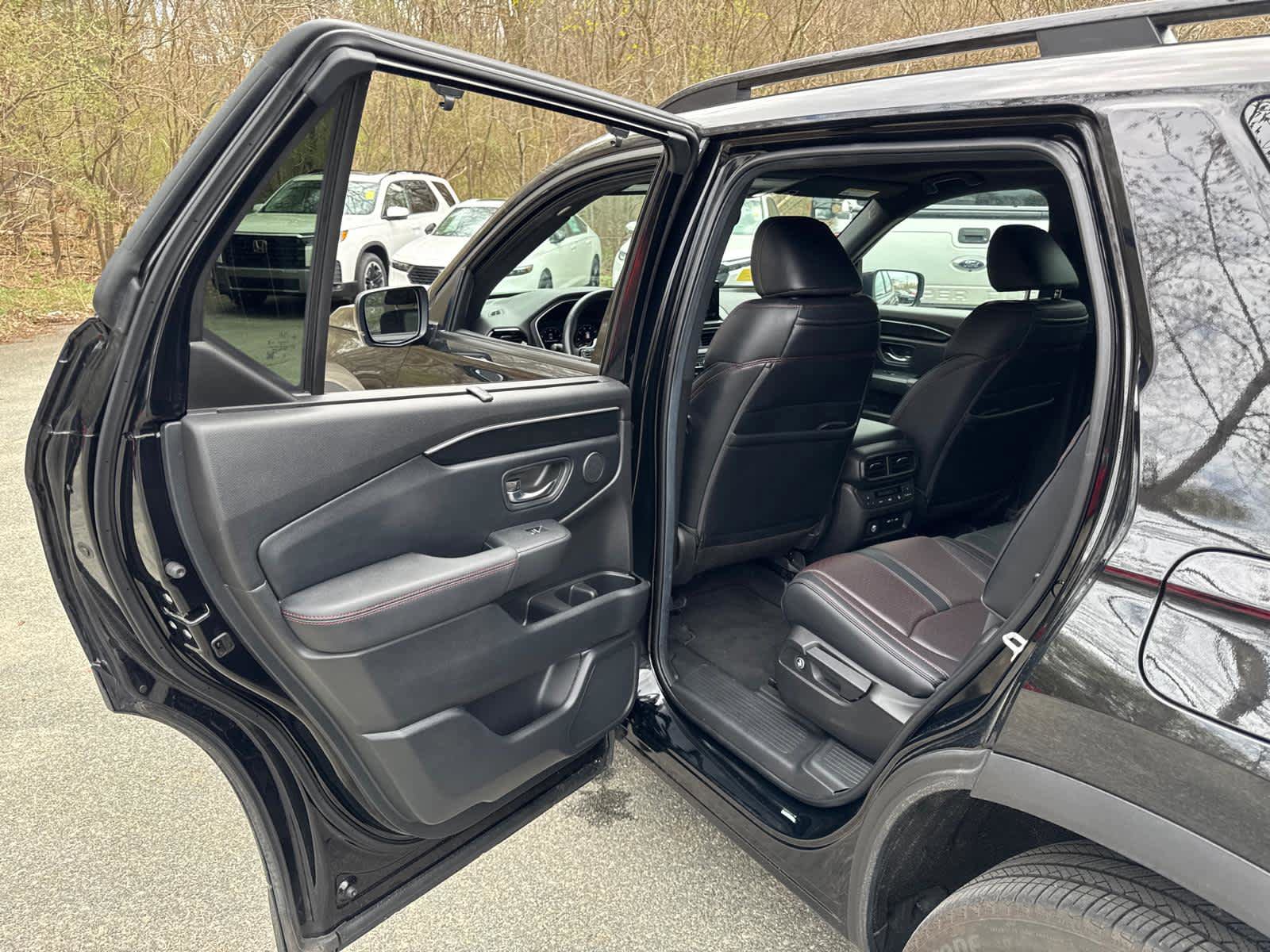 Used 2025 Honda Pilot Black Edition image 29