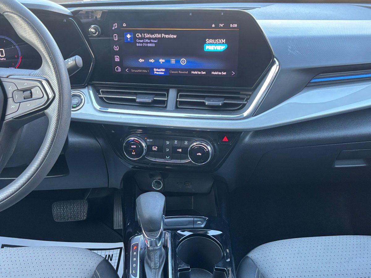 Used 2025 Chevrolet Trax LT image 3