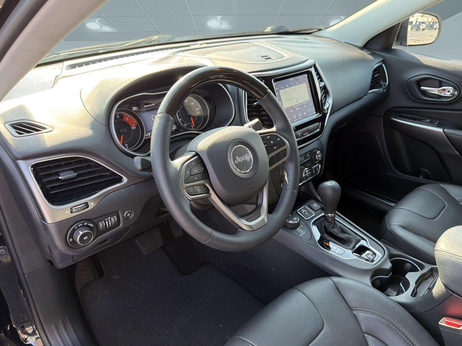Used 2019 Jeep Cherokee Overland w/ Heavy Duty Protection Group AWD/4WD image 5